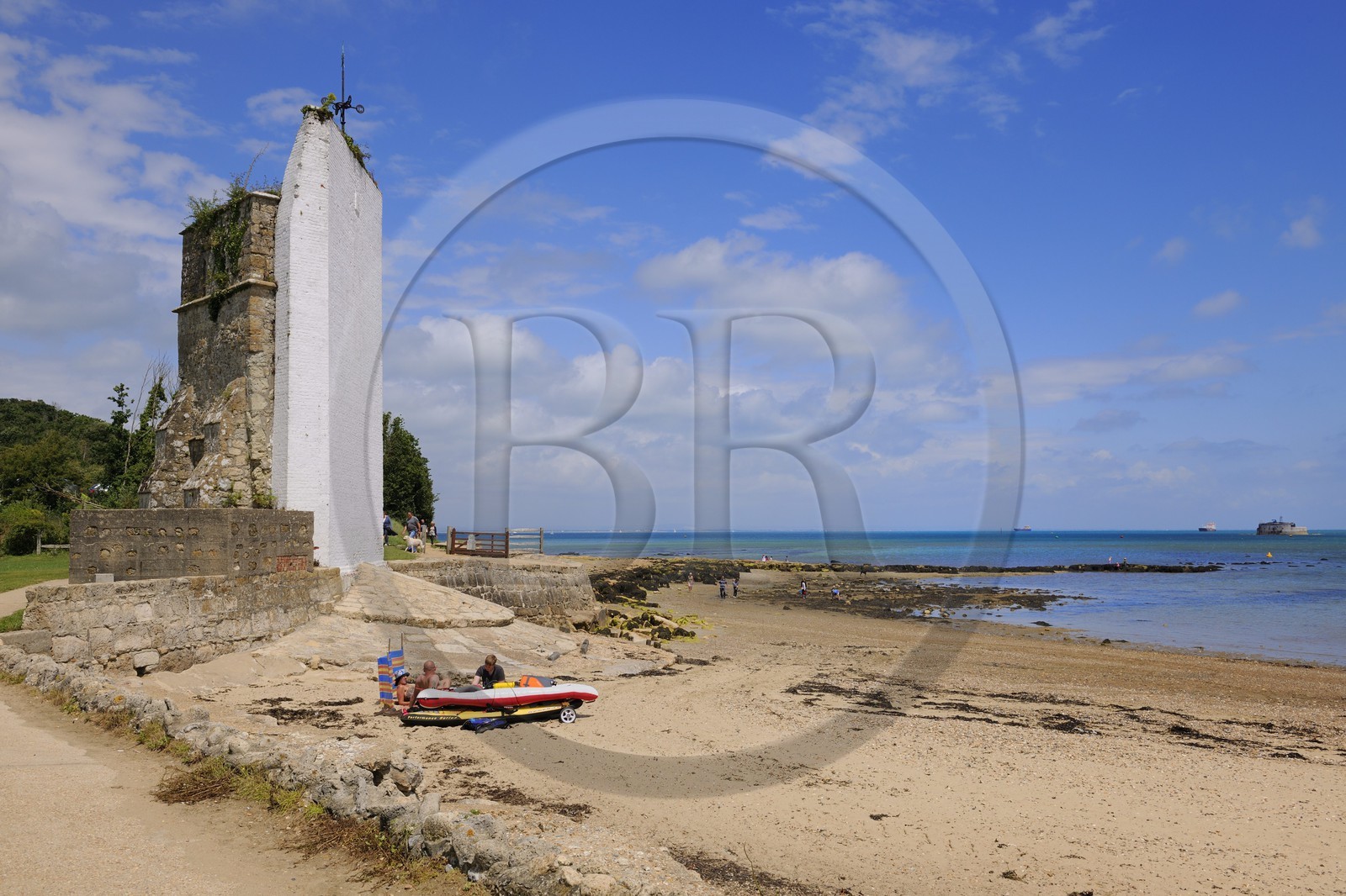 Royaume-Uni, Angleterre, Hampshire, Ile de Wight, Bembridge, restes de l'église de Sainte-Hélène (XIIème siècle) et en arrière plan le No Man's Land Fort construit entre 1867 et 1880 pour protéger Portsmouth