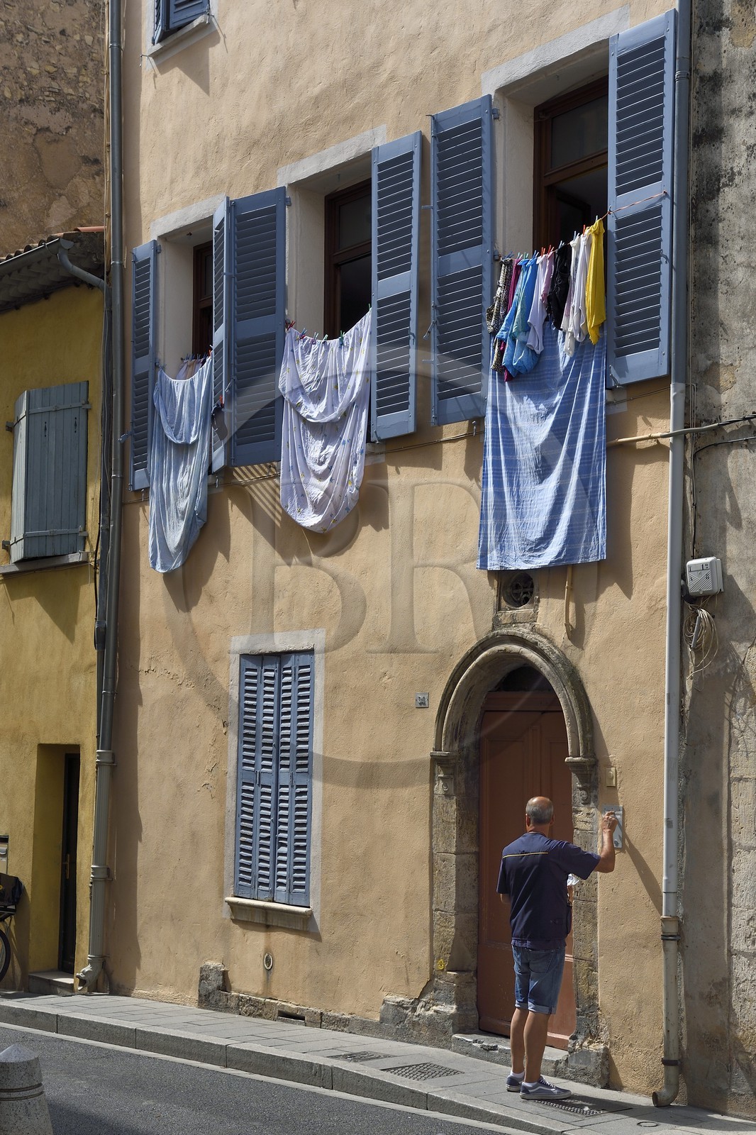France, Var (83), Draguignan, porte d'immeuble rue de l'Observance