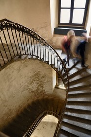 France, Haute-Loire (43), Le Puy-en-Velay, étape classée Patrimoine Mondial de l'UNESCO dans le cadre des chemins de Compostelle, l'Hôtel-Dieu, escalier du Fer à Cheval de l'Hôtel-Dieu (2014) de l'artiste Jean-Michel Othoniel