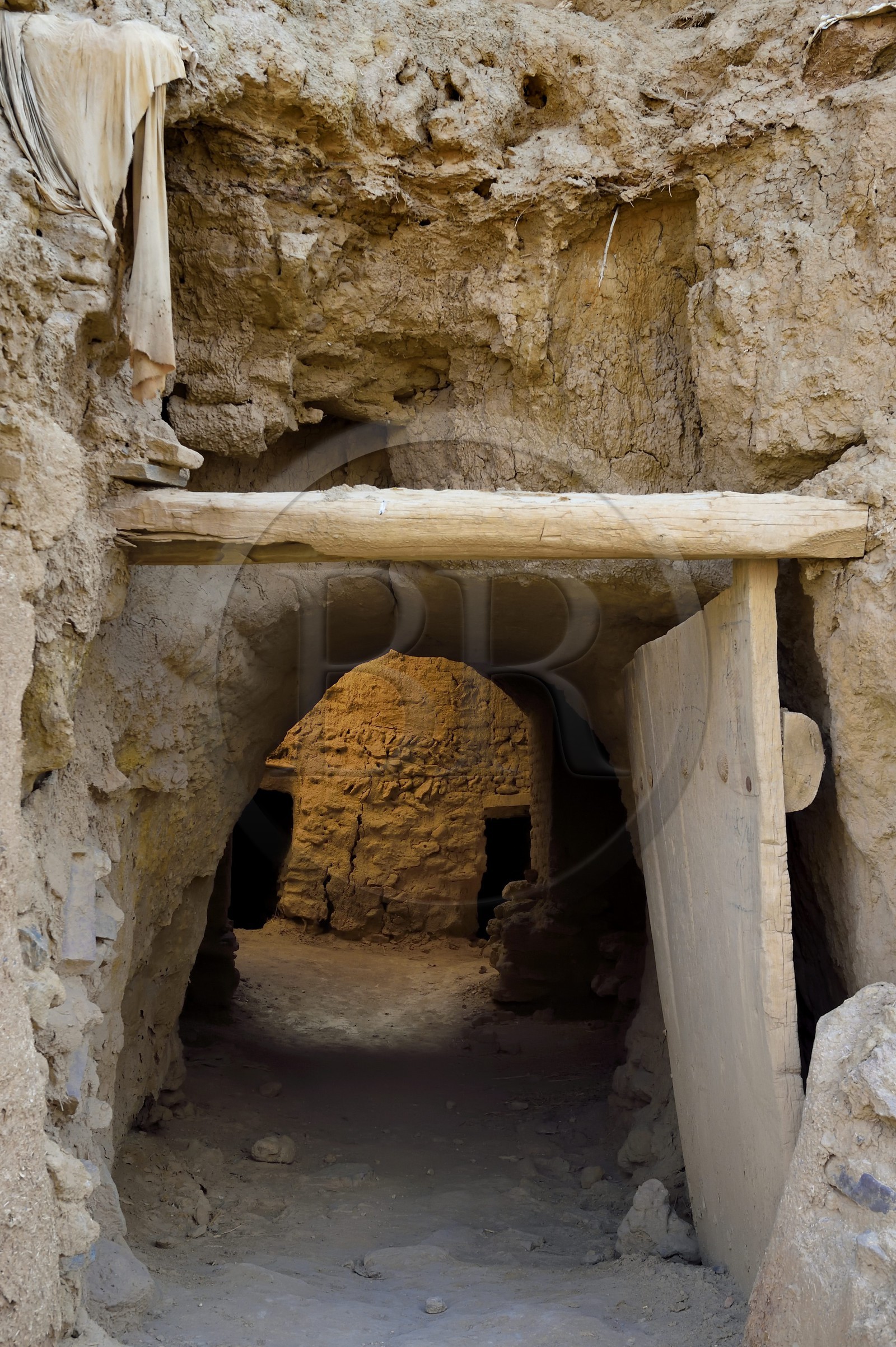 Iran, Province de Yazd, en bordure du désert du Dasht-e Kavir, entrée secondaire du vieux village de Kharanaq, maison en briques de terre crue (adobe)