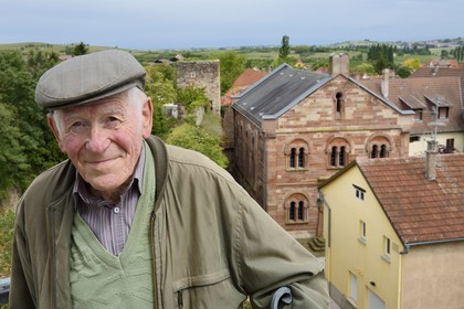 France, Bas-Rhin (67), Westhoffen, Roger Cahn, le dernier juif de Westhoffen né en 1930, l'ancienne synagogue en arrière plan