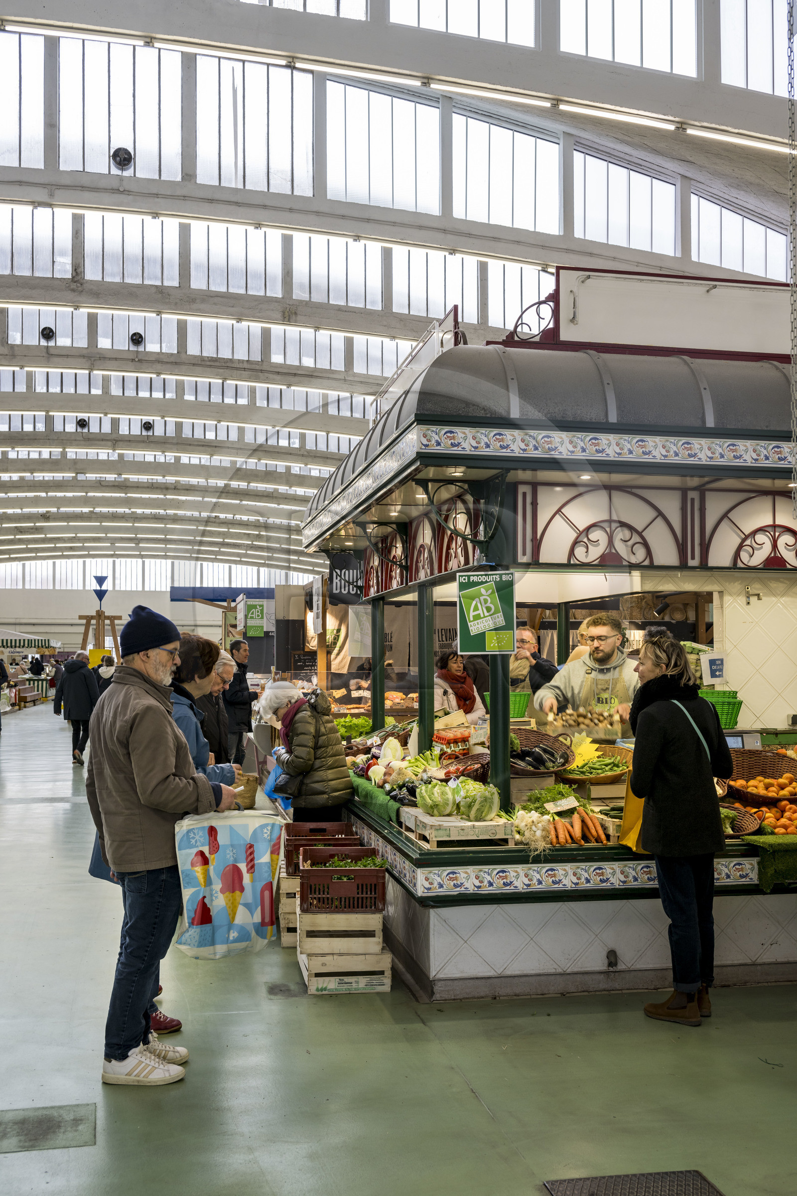 France, Loire-Atlantique (44), Saint-Nazaire, les halles du marché couvert de Saint-Nazaire construites entre 1956 et 1958, étal de fruits et légumes Bio