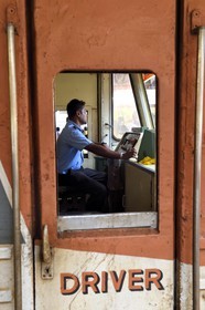 Sri Lanka, Colombo, gare centrale du Fort, conducteur de locomotive