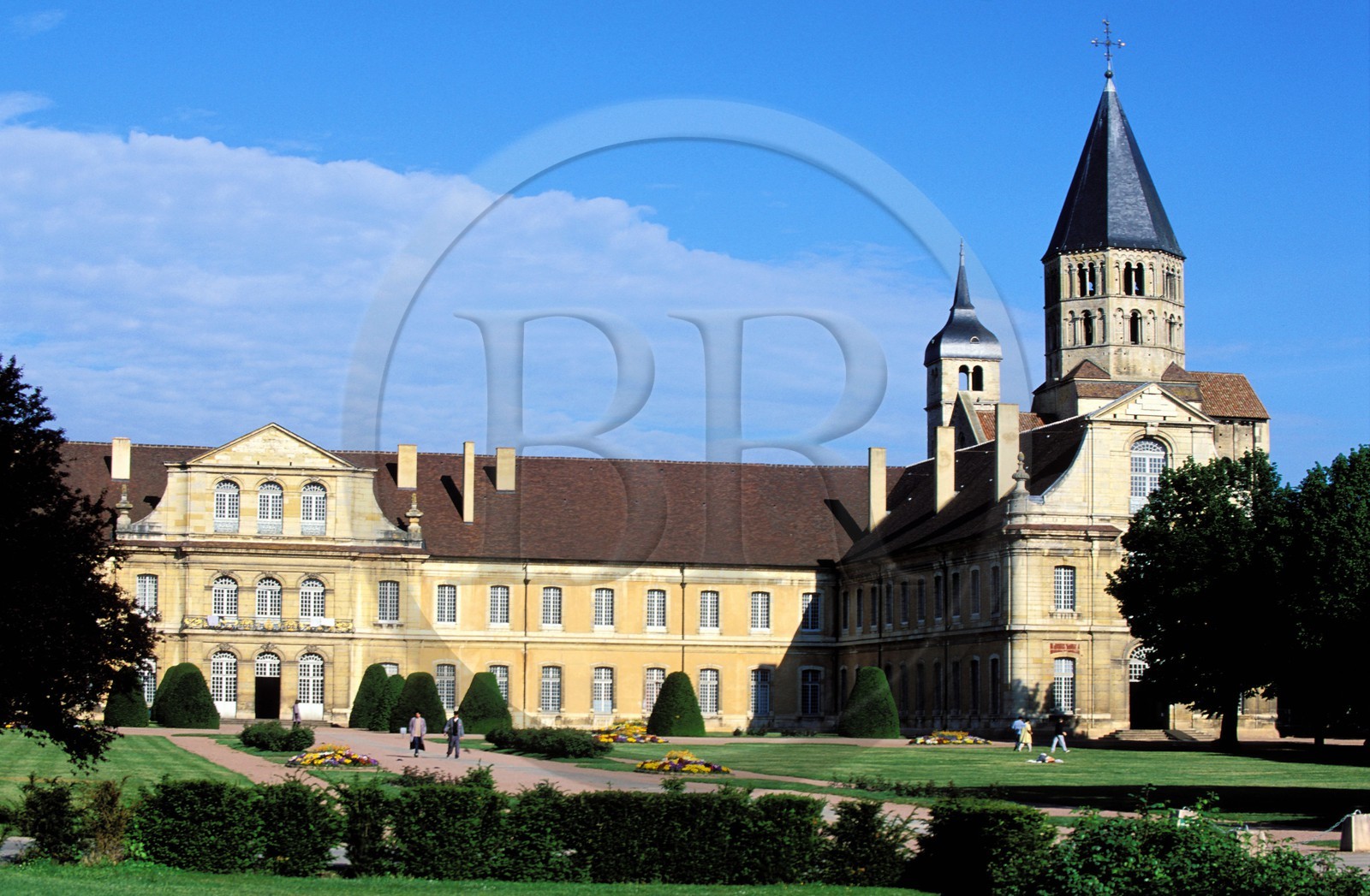France, Saône-et-Loire (71), Mâconnais, ancienne abbaye de Cluny, clocher de l'eau bénite et bâtiments abbatiaux et école des Arts et Métiers