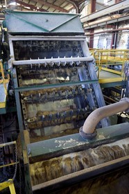 France, Ile de la Reunion, Saint-Louis, l'usine sucrière  du Gol, extraction du jus de la canne à sucre