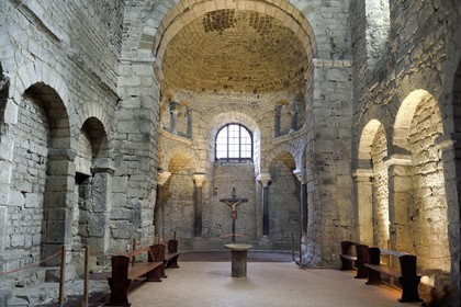 France, Haute-Loire (43), Le Puy-en-Velay, étape des chemins de Compostelle, la cathédrale Notre-Dame-de-l'Annonciation du XIIe siècle classée Patrimoine Mondial de l'UNESCO, le baptistère Saint-Jean dont l'origine date du Ve siècle sur des renforts gallo-romain