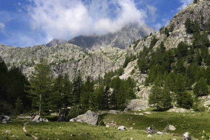 France, Alpes-Maritimes (06), parc national du Mercantour, randonneurs sur le sentier de randonnée de la vallée de la Valmasque, sommets de la haute Valmasque et la cime de l'Agnel (2927m)