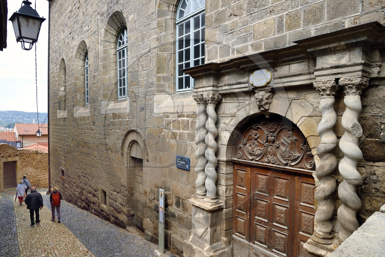 France, Haute-Loire (43), Le Puy-en-Velay, étape classée Patrimoine Mondial de l'UNESCO dans le cadre des chemins de Compostelle, chapelle des Pénitents, colonne salomonique Renaissance qui encadrent la porte