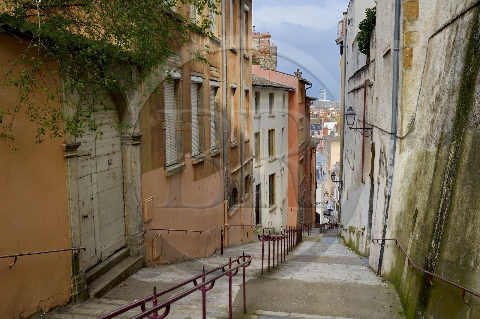 France, Rhône (69), Lyon, site historique classé Patrimoine Mondial de l'UNESCO, quartier de Saint-Paul dans le Vieux Lyon, la Montée des Carmes-Déchaussés descendant de la colline de Fourvière