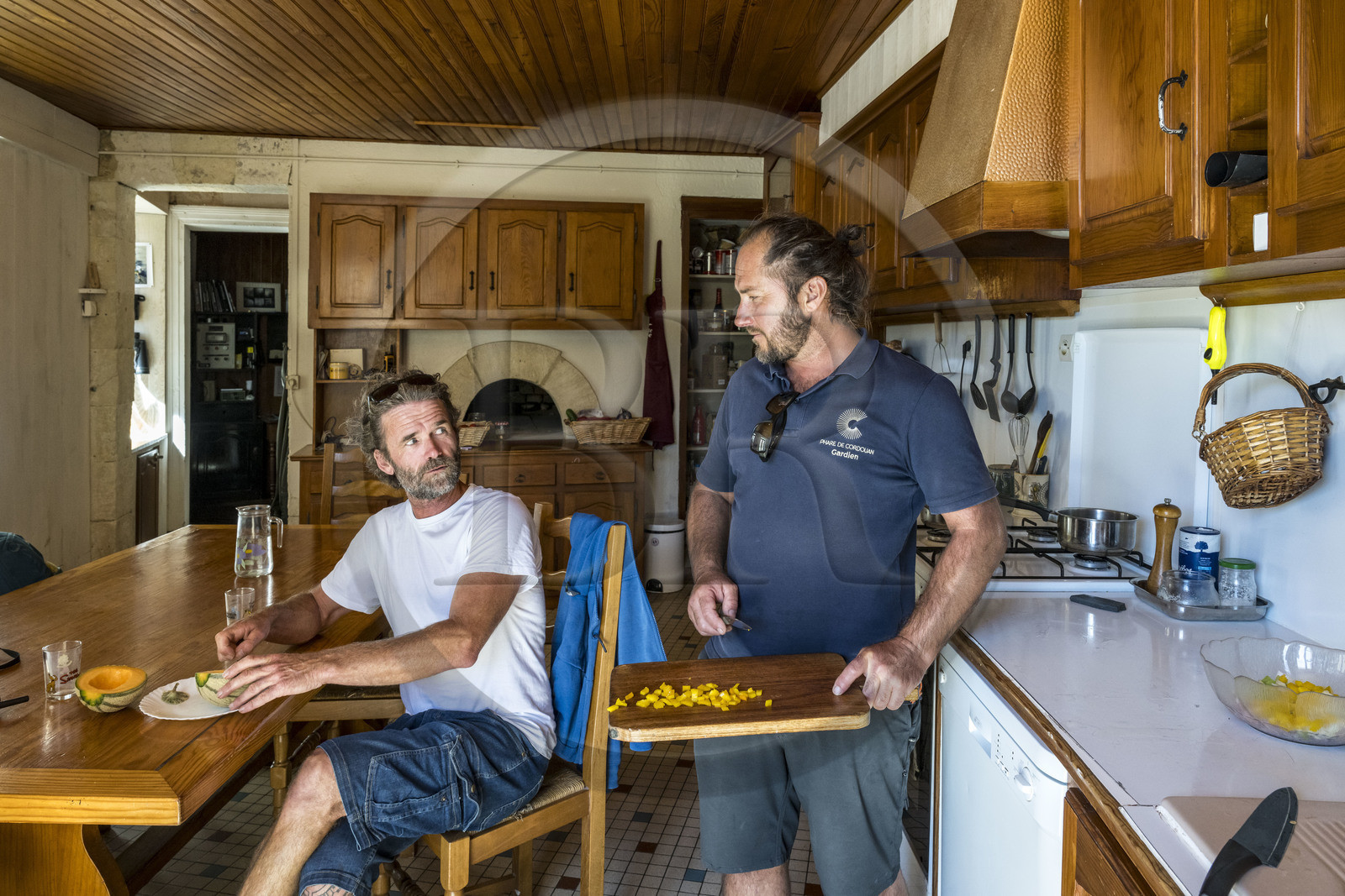 France, Gironde (33), le Verdon-sur-Mer, phare de Cordouan, classé Patrimoine Mondial de l'UNESCO, dans la cuisine, les deux gardiens de service ce jour, Benoit Jenouvrier à gauche et Nicolas Quezel-Guerraz à droite