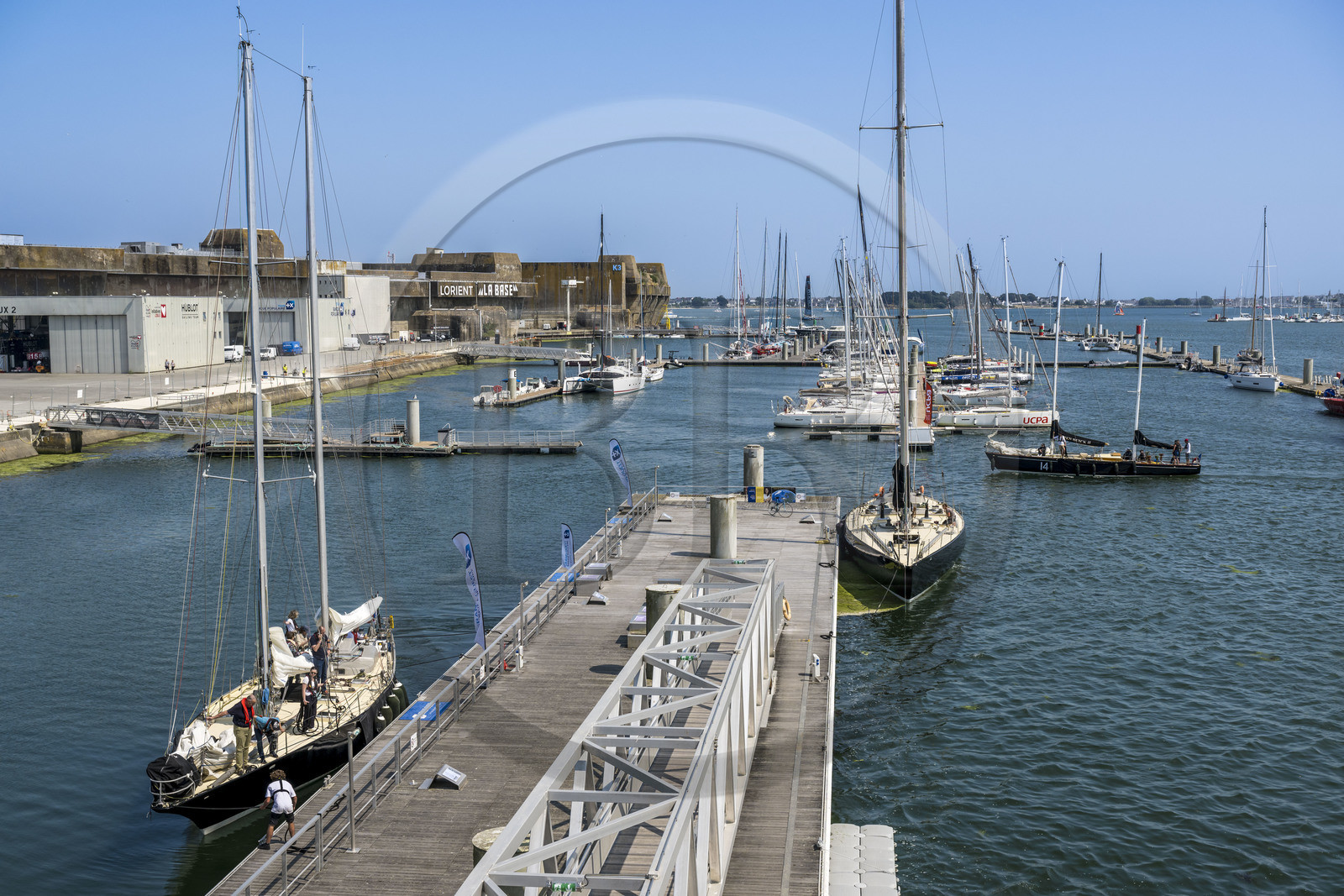 France, Morbihan (56), Lorient, Lorient La Base, ancienne base de sous-marins construite par les Allemands durant la Seconde Guerre mondiale,  Cité de la Voile Eric Tabarly, le port des 5 Pen Duick, les bateaux d'Eric Tabarly arrivent sur les pontons