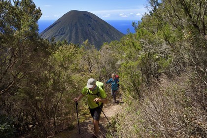 Italie, Sicile, iles Eoliennes, classées Patrimoine Mondial de l'UNESCO, Ile de Salina, randonneurs dans l'ascension du Monte Fossa delle Felci et le Monte dei Porri en arrière plan