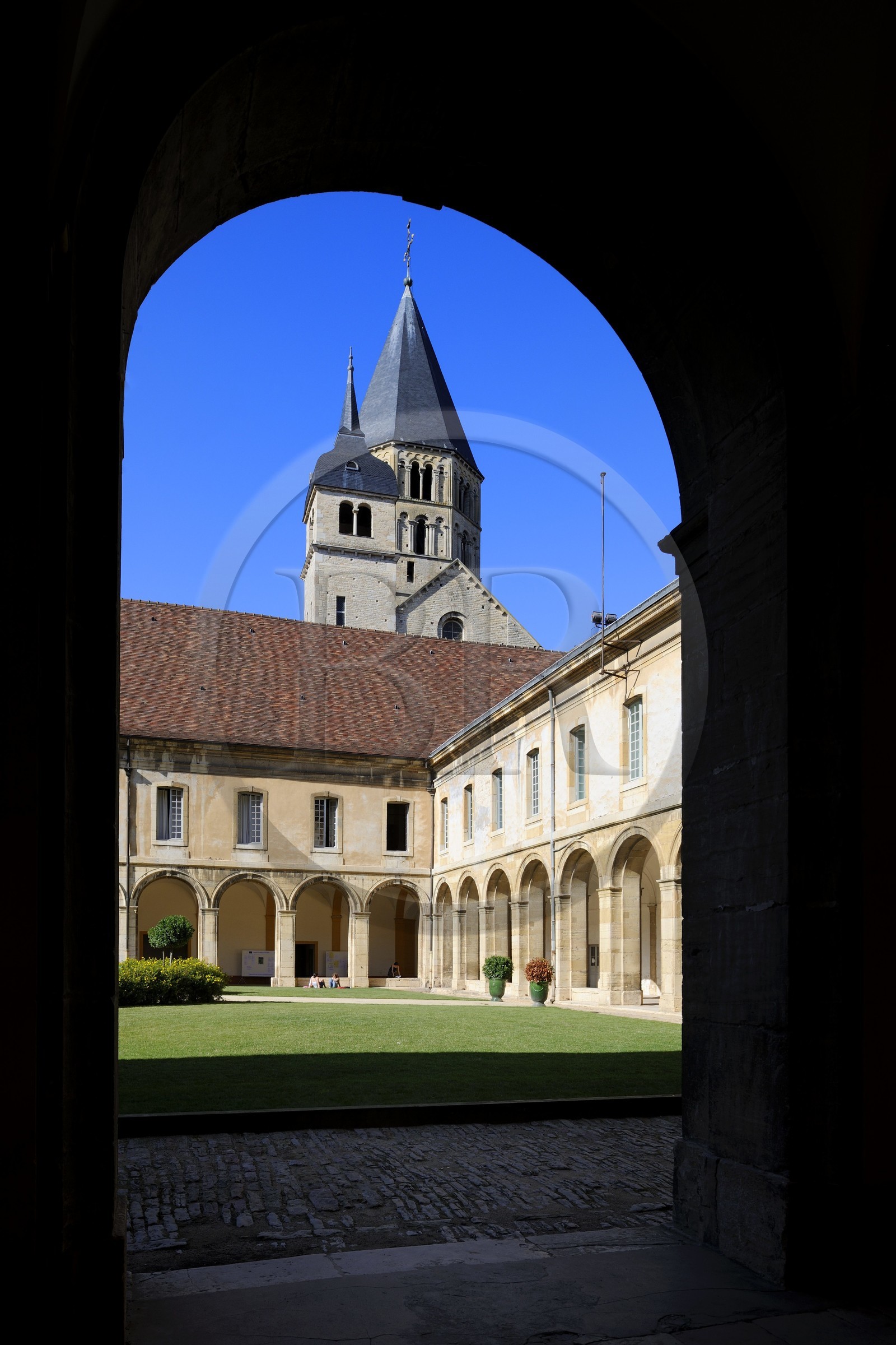 France, Saône et Loire (71), ancienne abbaye de Cluny, cour de l'école des Arts et Métiers et clochers de l'Eau Bénite et de l'Horloge
