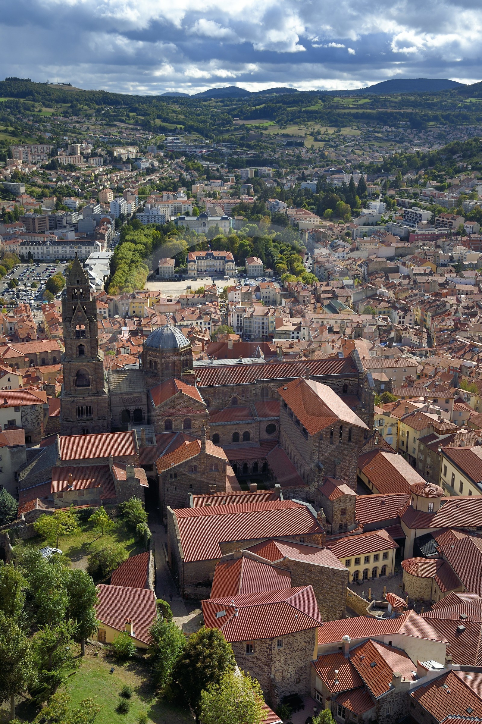 France, Haute-Loire (43), Le Puy-en-Velay, étape des chemins de Compostelle, la cathédrale Notre-Dame-de-l'Annonciation du XIIe siècle classée Patrimoine Mondial de l'UNESCO, la préfecture de la Haute-Loire en arrière plan