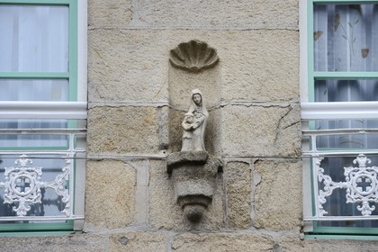France, Côtes-d'Armor (22), Guingamp, statue de la Vierge sur la facade d'une maison traditionnelle de la rue Notre-dame