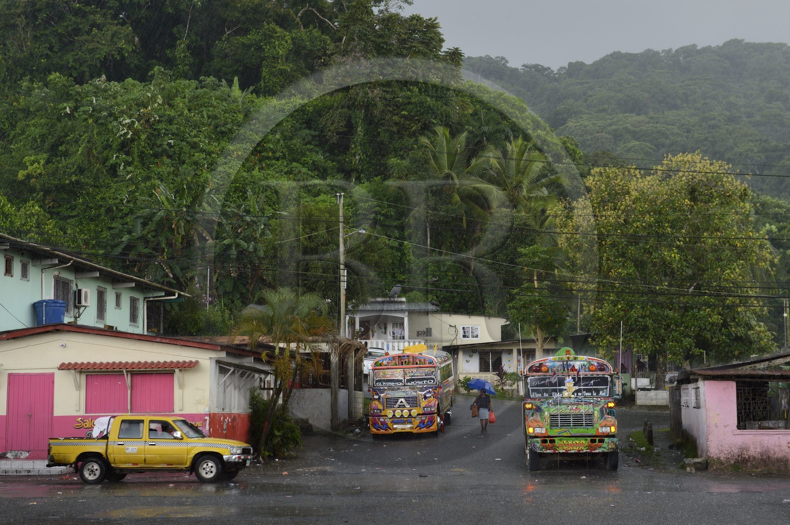 Panama,  province de Colon, Portobelo, bus appellés Diablo Rojo (Diable Rouge) recouverts de peintures criardes