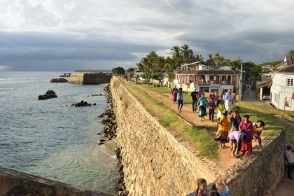 Sri Lanka, Province du Sud, Fort de Galle, classé Patrimoine Mondial de l'UNESCO, vieilles maisons coloniales derrières les remparts maritimes de la ville fortifiée