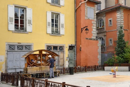 France, Haute-Loire (43), Le Puy-en-Velay, étape classée Patrimoine Mondial de l'UNESCO dans le cadre des chemins de Compostelle, ville Basse, place Bernard Jammes, Banc bibliothèque, boite à livres où chacun peut librement poser, emprunter ou emporter un livre