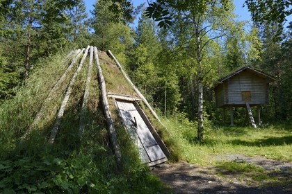 Suède, Comté de Vasterbotten, Umea, musée en plein air Gammlia et Vasterbotten museum, reconstitution d'un campement du peuple indigène Sami (lapon), l'habitation à gauche et le grenier à droite