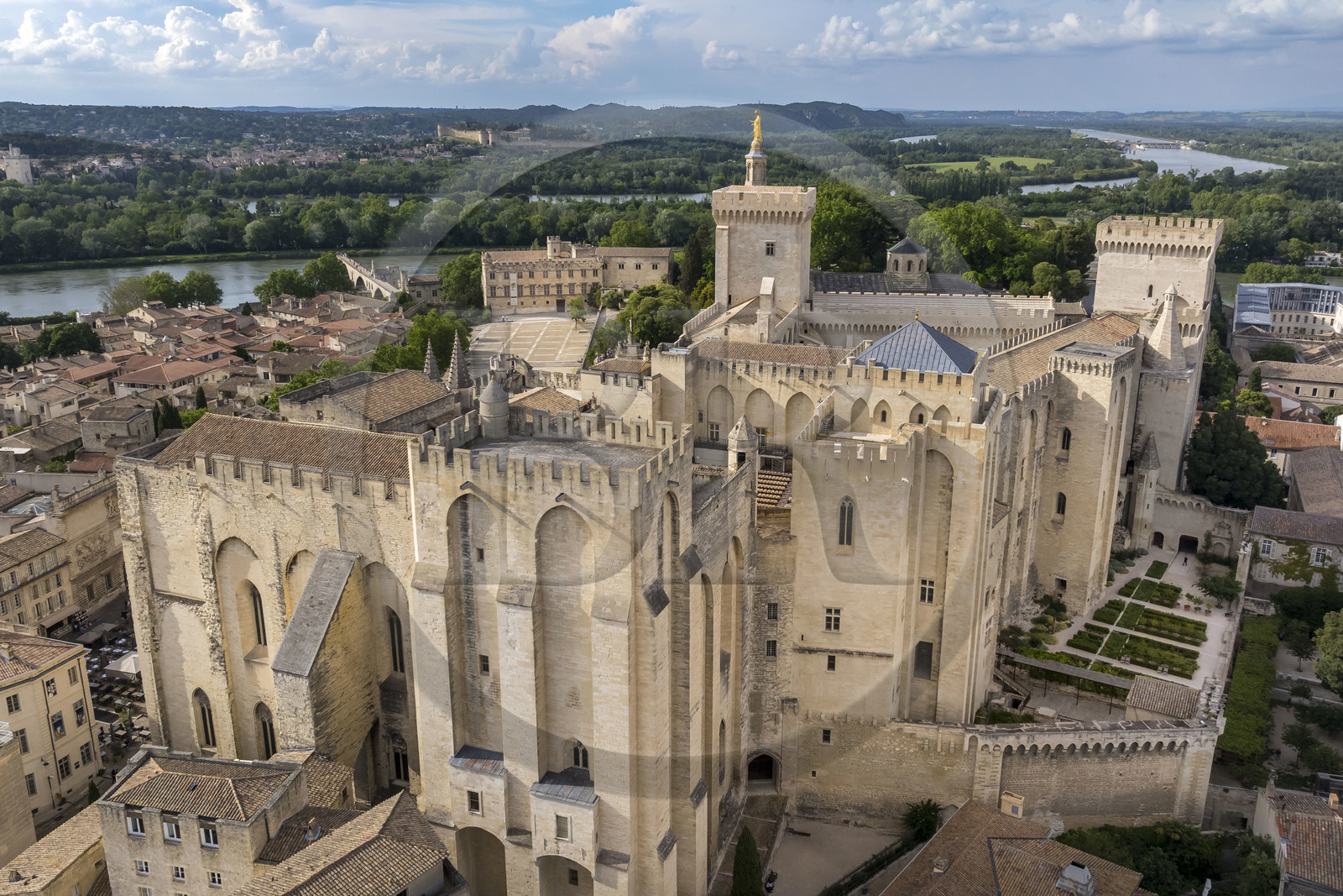 France, Vaucluse (84), Avignon, Palais des Papes classé Patrimoine mondial de l'UNESCO, et les bras du Rhône en arrière plan, la facade sud-Est (vue aérienne)