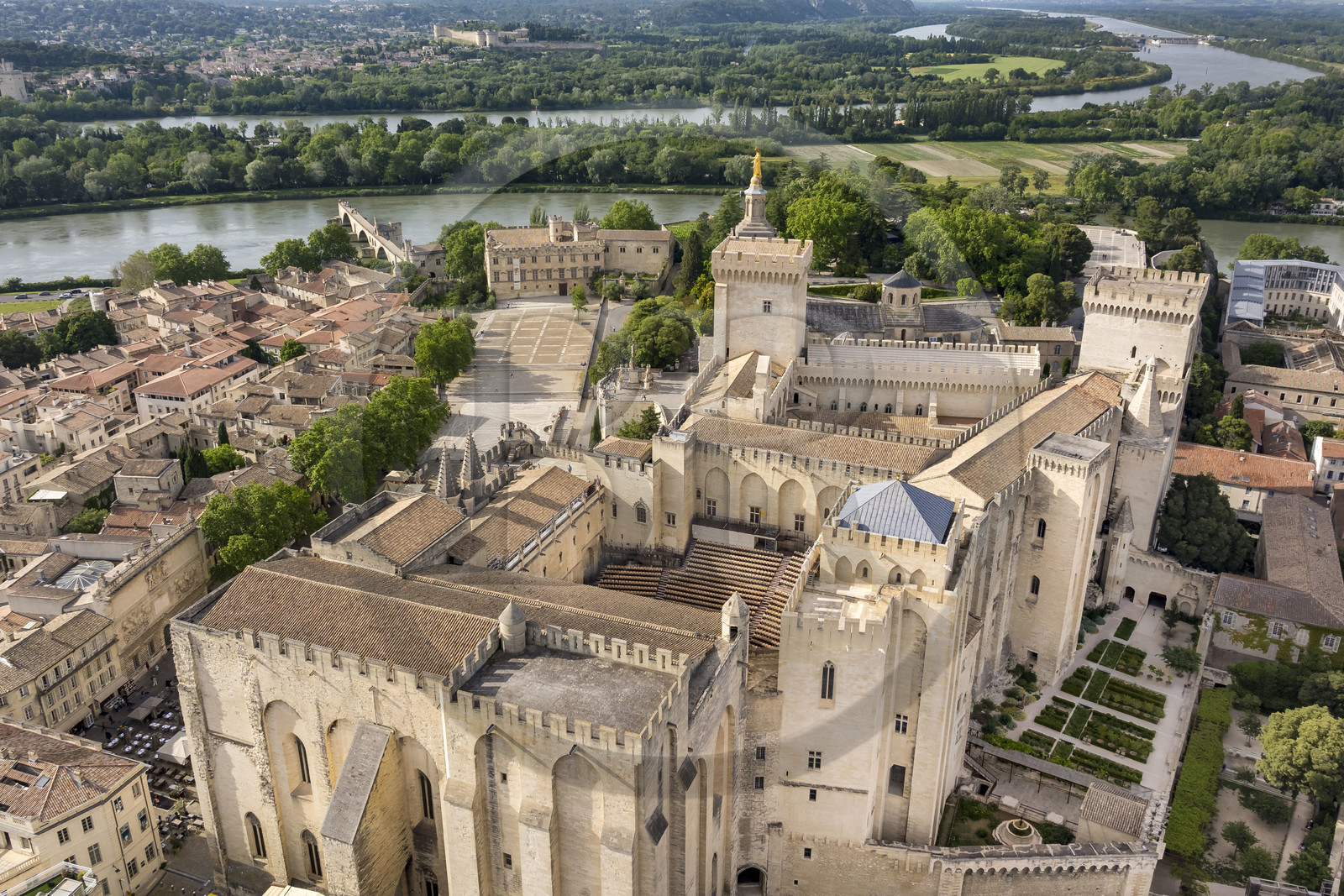 France, Vaucluse (84), Avignon, Palais des Papes classé Patrimoine mondial de l'UNESCO, et les bras du Rhône en arrière plan, la facade sud-Est (vue aérienne)