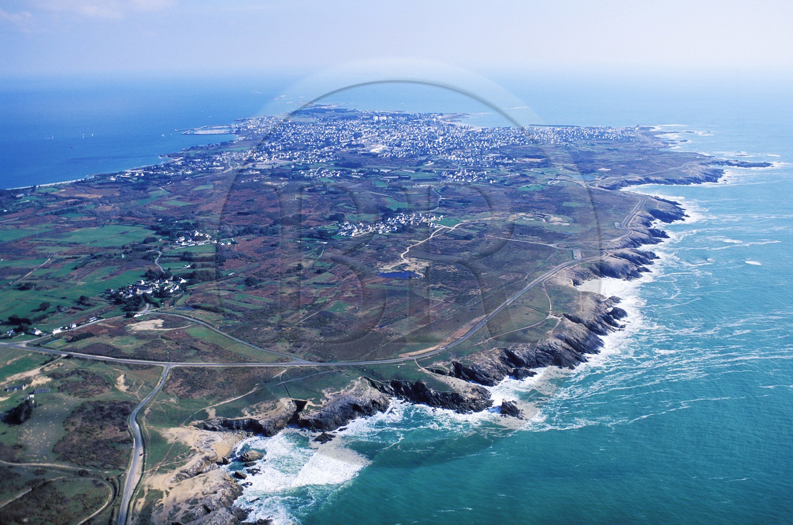 France, Morbihan (56), presqu'île de Quiberon, la côte sauvage et la ville de Quiberon (vue aérienne)