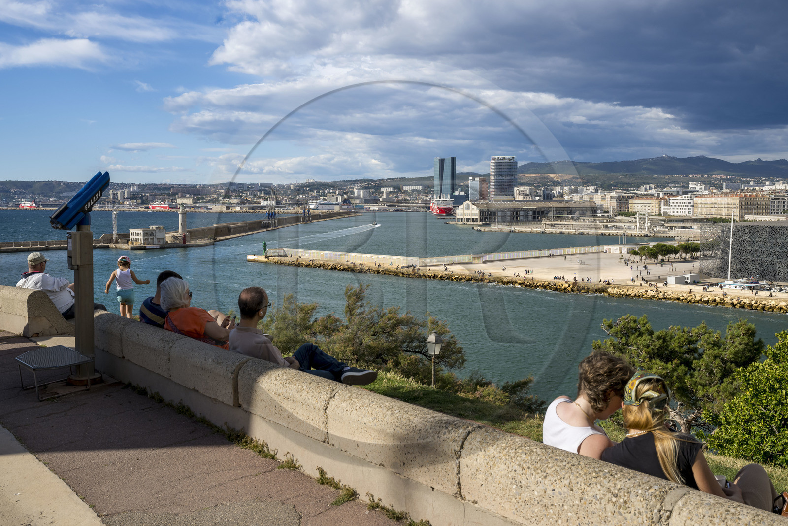 France, Bouches-du-Rhône (13), Marseille, Zone Euroméditerranée, grand port maritime de Marseille (GPMM), la digue du large et son phare de Sainte Marie, vue depuis la pointe du Pharo parc Emile Duclaux
