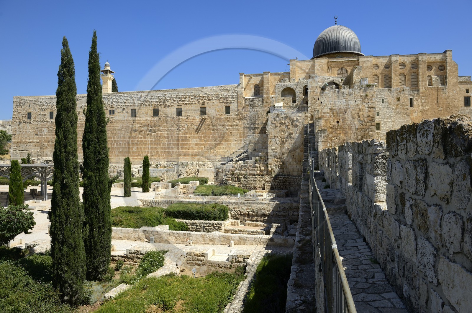 Israel, Jérusalem, ville sainte, vieille-ville classée Patrimoine Mondial de l'UNESCO, Le Mont du Temple vu du Centre Davidson, murs de soutènement sud de l'esplanade du Temple construite par Hérode Ier le Grand et la mosquée Al-Aqsa en hauteur