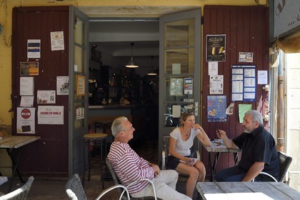 France, Var (83), Provence Verte, Correns, 1er village bio de France, terrasse du Café et Cercle