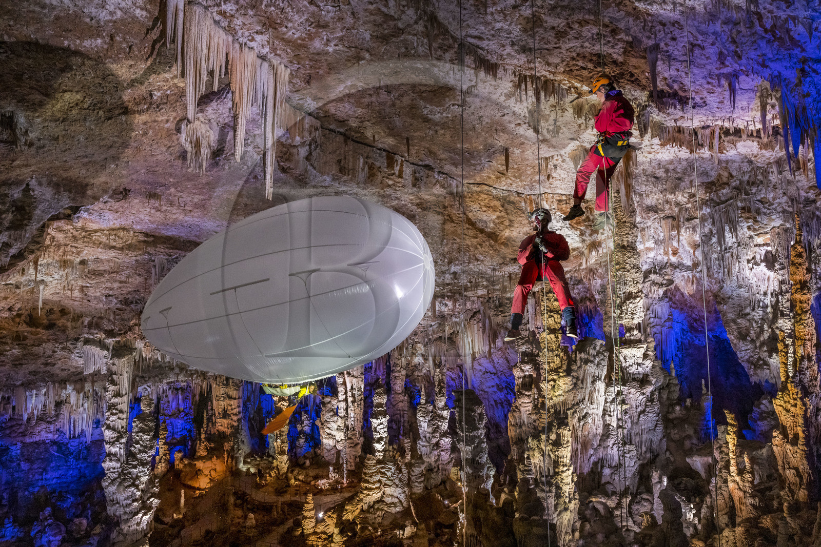 France, Gard (30), Méjannes-le-Clap, grotte de La Salamandre, descente en rappel et découverte de la grotte en Aéroplume®, un ballon dirigeable individuel gonflé à l'hélium qui permet de s'envoler en battant des ailes
