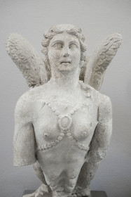 France, Vaucluse (84), Orange, le musée municipal d'art et d'histoire, sphinge (fin du Ier siècle av. J.-C.) au corps ailé avec une tête et un buste de femme ainsi qu'un arrière train et des pattes de lionne, placé sur un mausolé