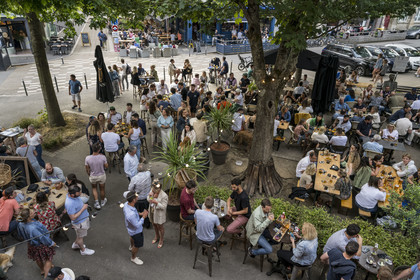France, Morbihan (56), Lorient, Place Polig Montjarret, lieu de rencontre et de partage aux terrasses de restaurants et bars