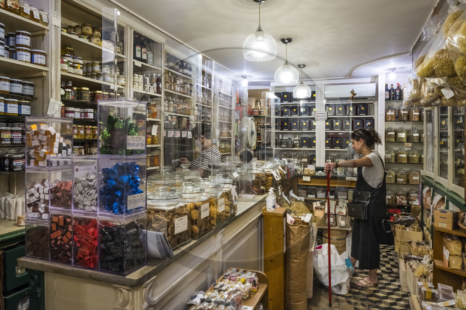 Italie, Ligurie, Gênes, ruelle du vieux centre historique, Drogueria Torielli, épicerie historique via di San Bernardo