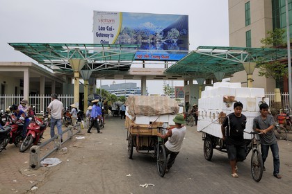 Vietnam, province de Lao Cai, ville de Lao Cai, passage de marchandises au poste frontière avec Hekou en Chine