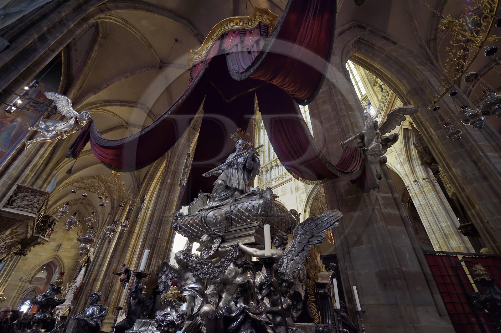 République Tchèque, Prague, centre historique classé Patrimoine Mondial de l'UNESCO, quartier de Hradcany, la cathédrale Saint-Guy à l'intérieur du chateau Royal, tombe baroque de Saint Jean Nepomucène en argent