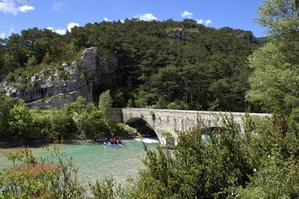France, Alpes-de-Haute-Provence (04), Parc Naturel Régional du Verdon, Rougon, le pont de Carajuan à la frontière du Var, rafting