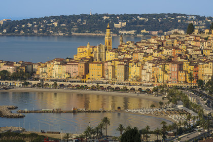France, Alpes-Maritimes (06), Menton, la plage des Sablettes au pied de la vieille ville dominée par la Basilique Saint Michel