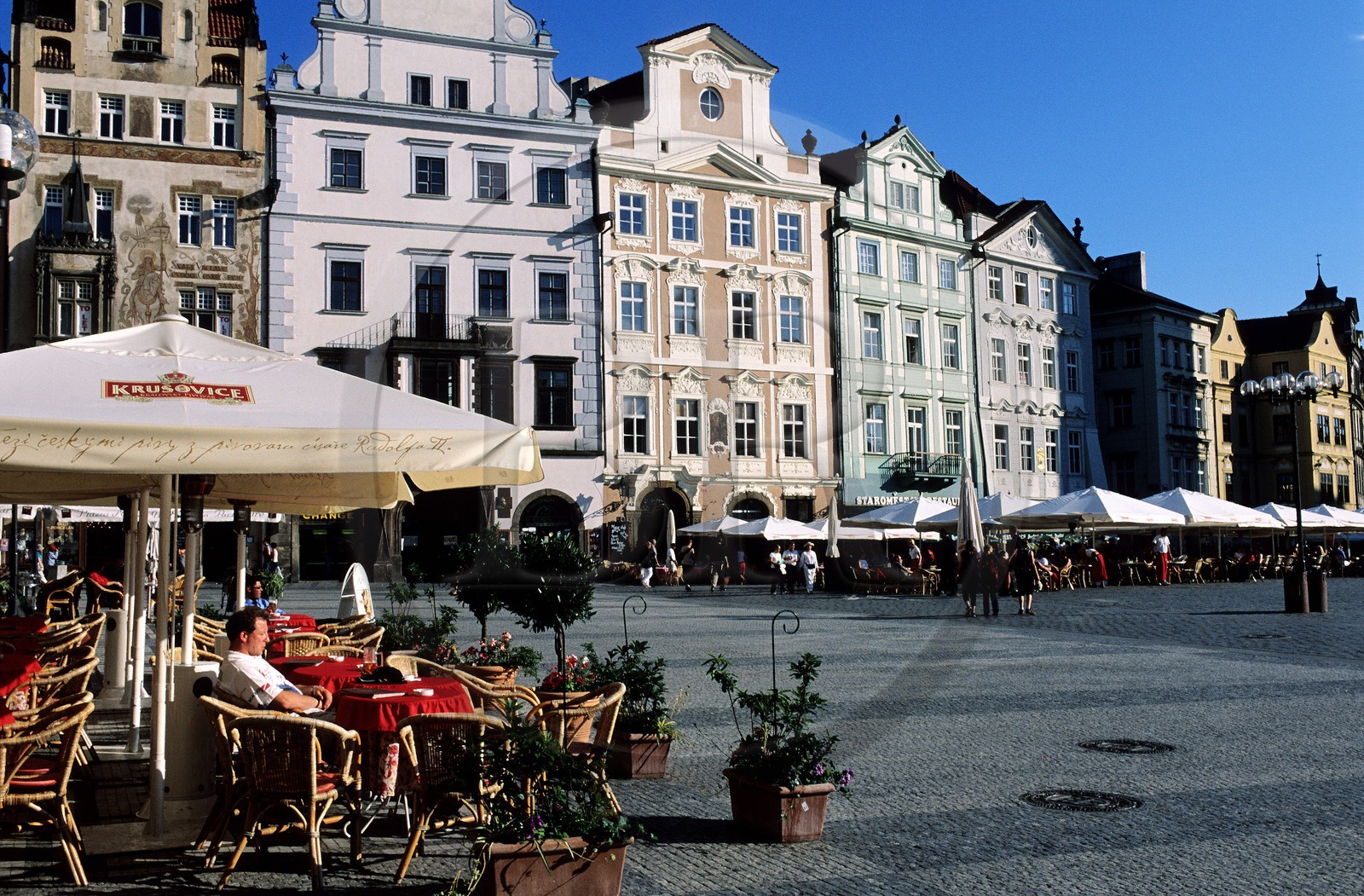 République Tchèque, Prague, place de la vieille ville (Starometské namesti), façades de style Renaissance et baroque