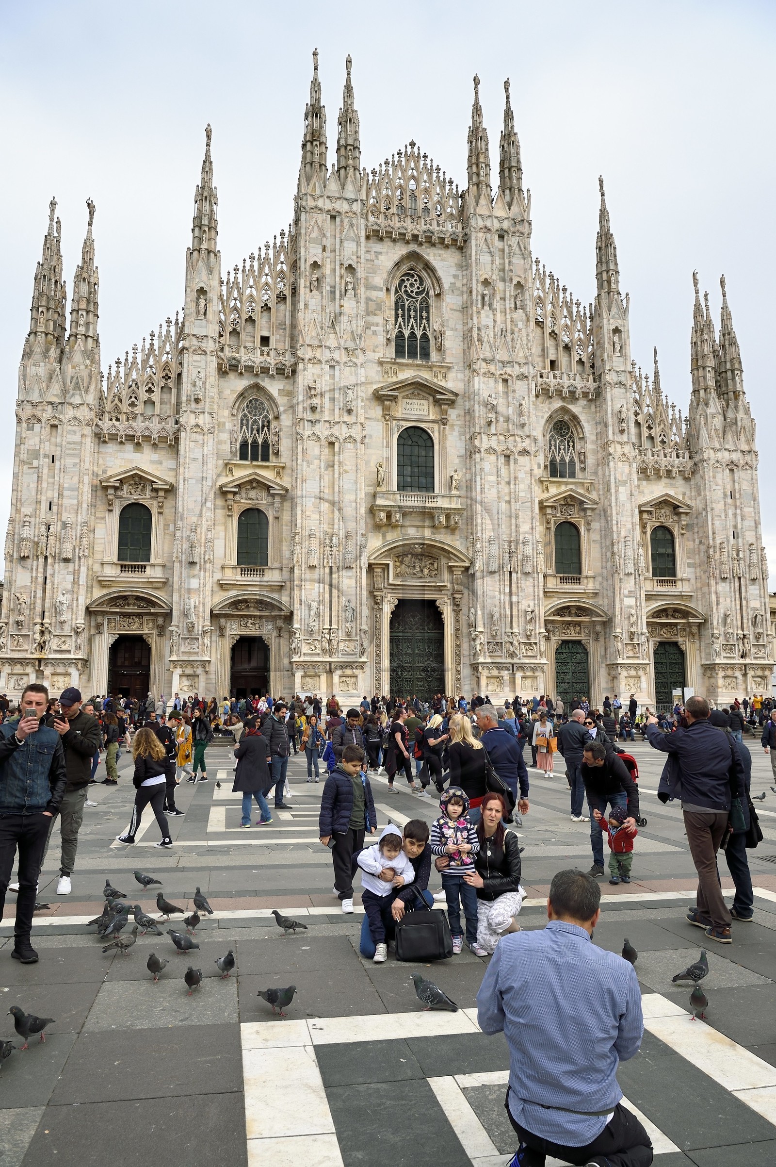 Italie, Lombardie, Milan, Piazza del Duomo, touristes devant la cathédrale de la Nativité-de-la-Sainte-Vierge (Duomo)