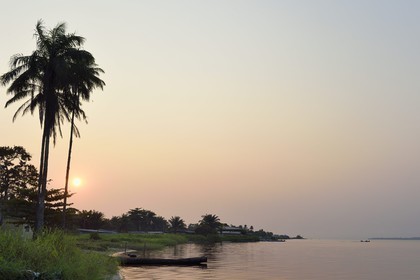 Gabon, province de Ogooué- Maritime, coucher de soleil sur Omboué, petite ville située au bord de la lagune Fernan Vaz (Nkomi)