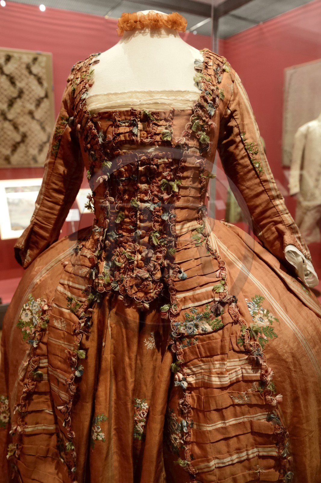 France, Rhône (69), Lyon, site historique classé Patrimoine Mondial de l'UNESCO, musée des Tissus et des Arts décoratifs, robe de cour (1760) pekin façonné