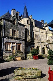 France, Morbihan (56), Rochefort-en-Terre, des maisons anciennes dans la rue principale