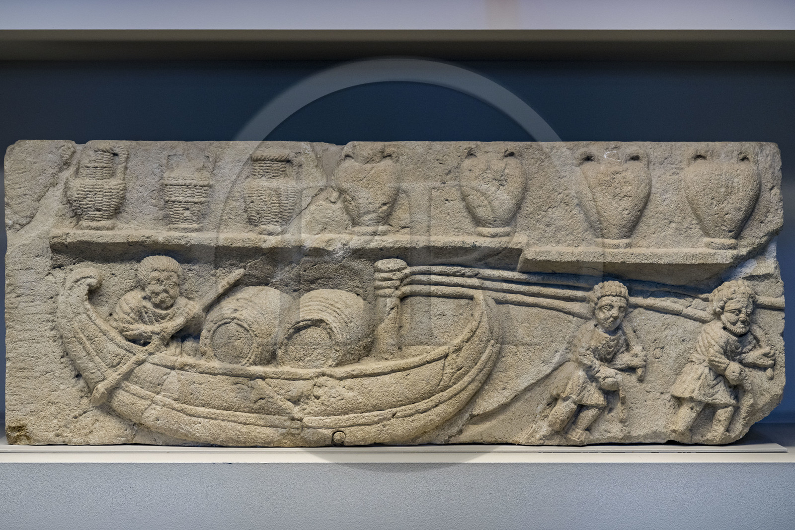 France, Vaucluse (84), Avignon, Musée Lapidaire installé dans une ancienne chapelle du collège des jésuites, collections archéologiques du musée Calvet, fragment d'un relief dit La Scene de Halage, deux haleurs tirent une embarcation chargée de tonneaux (invention gauloise) piloté par un homme au gouvernail, détail du mausolé d'un riche producteur de vin probablement vers la Durance, oeuvre gallo-romaine du IIeme- IIIeme siècle
