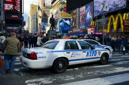 Etats-Unis, New York, Manhattan, Midtown, patrouille de police (NYPD) à Times Square