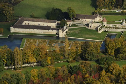 France, Val d'Oise, Chaussy, French Vexin regional natural park, Villarceaux Estate, Ninon de Lenclos Manor (aerial view)