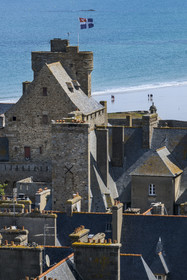 France, Ille-et-Vilaine (35), Côte d'Emeraude, Saint-Malo, les toits de la ville intra-muros, le Grand Donjon sur lequel flotte le drapeau de la ville et la grande Plage du Sillon en arrière plan