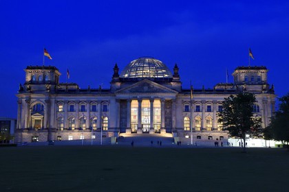 Allemagne, Berlin, le Reichstag avec le dome en verre du Bundestag (parlement allemand depuis 1999) de l'architecte Sir Norman Foster