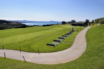 France, Pyrénées-Atlantiques (64), Pays-Basque, Biarritz, golfeurs sur le practice du golf d'Ilbarritz et la Cote basque vers Saint Jean de Luz avec les sommets des Pyrénées Basques en arrière plan