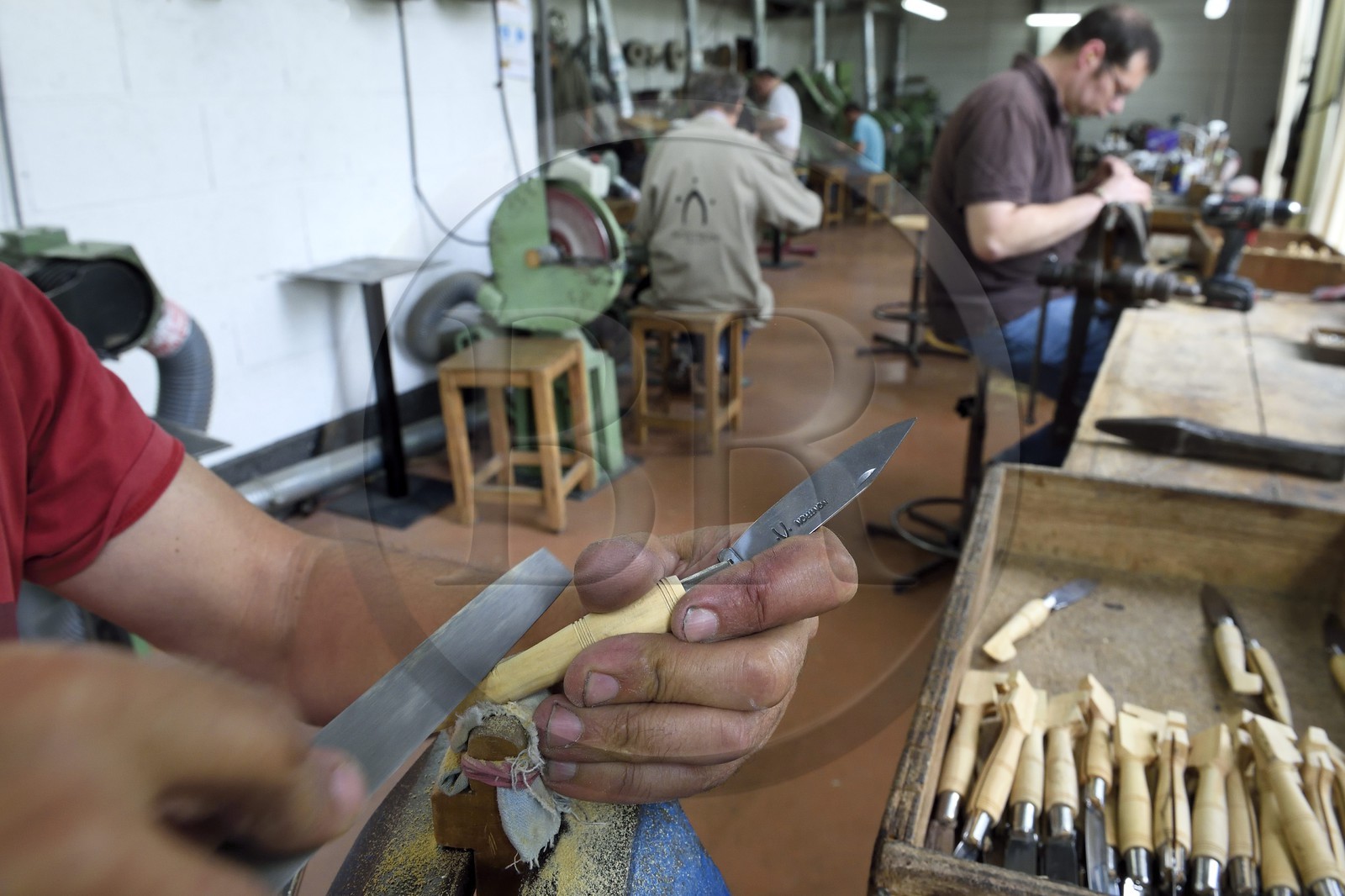 France, Dordogne (24), Périgord Vert, Nontron, fabrication des couteaux de Nontron à la Coutellerie Nontronnaise, finition du manche