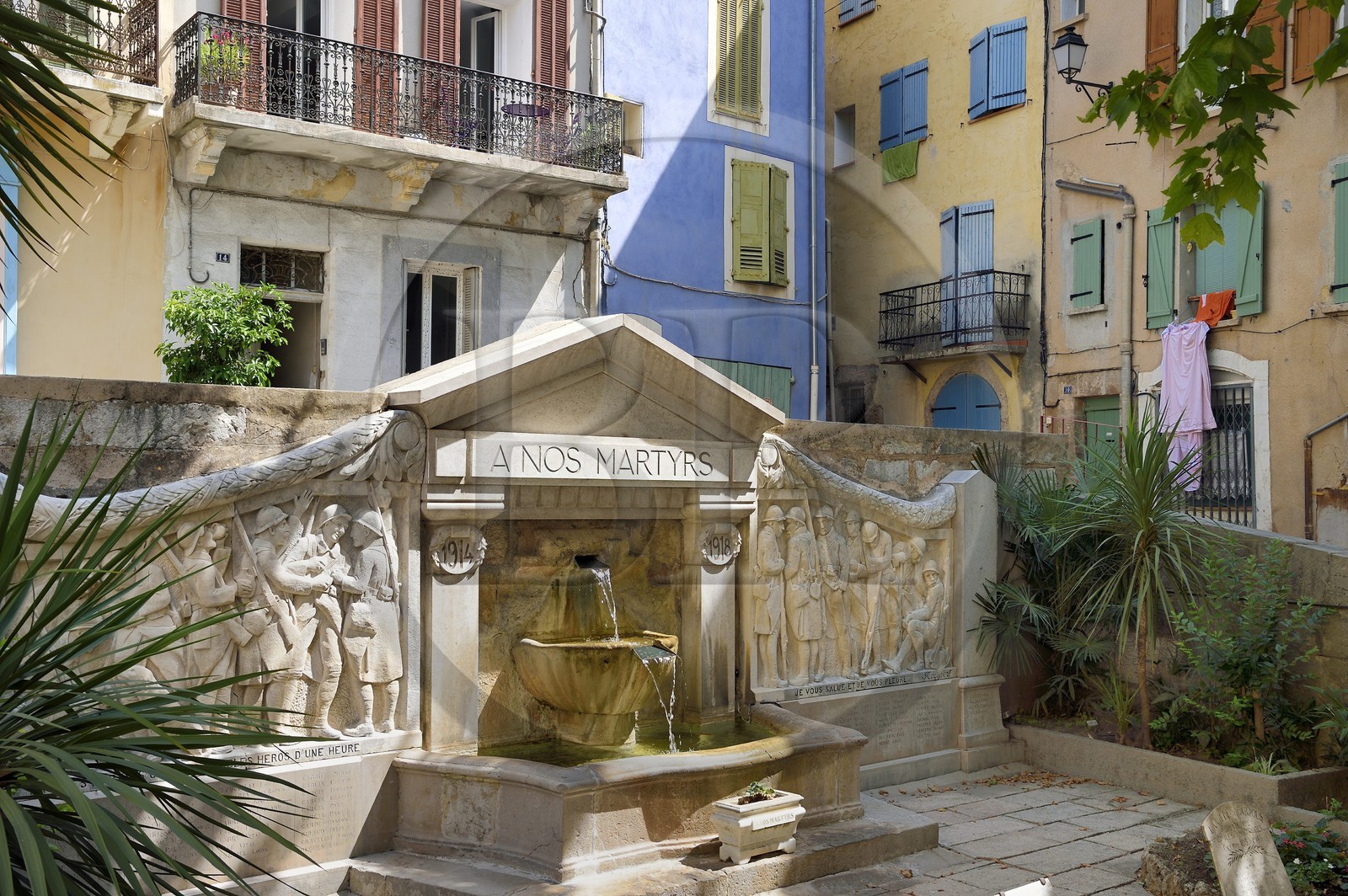 France, Var (83), Provence Verte, Barjols, fountaine et monument aux morts de la place Victor Hugo